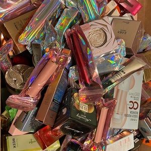 6 pc.. jewelry and makeup at least 2pc jewelry 4 pc makeup